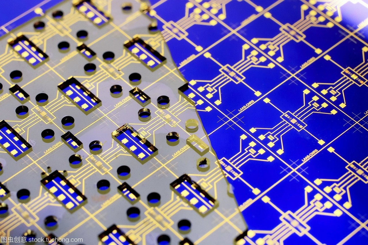 納米器件的發展。這是一種納米裝置的特寫,被稱為&ldquo;癌癥&rdquo;。電子電路板可以看到藍色,上面放一個塑料面具黃色,透明的。納米流體被放置在面罩上,并附著在電路板的裸露區域。目前正在研制一種抗癌藥物,以檢測包括癌癥腫瘤在內的微量生物標志物。生物標志物被用來檢測生物過程是否正常。法國圖盧茲國家科學研究中心cnrs拍攝的照片。